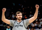 雷火电竞入驻-马刺鏖战凯尔特人，约基奇绝境逆转